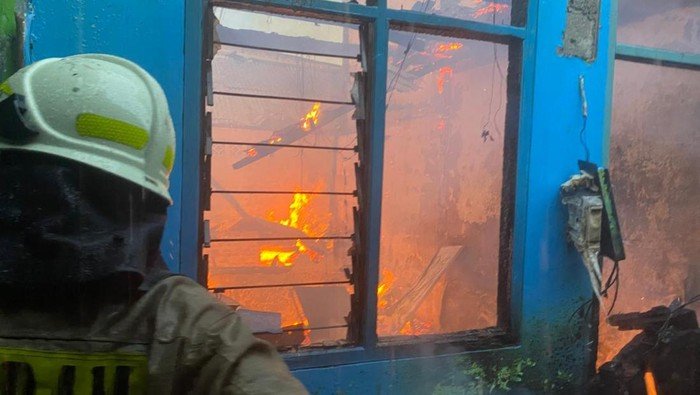 3 Rumah di Jaktim Terbakar, Diduga Warga Lupa Matikan Kompor, Damkar Respons Cepat