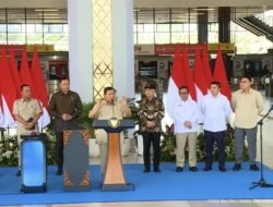 **Prabowo Subianto: “Saya Paling Suka dengan Kereta Api” Setelah Menjajal KRL dari Manggarai**