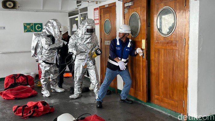 **Melihat Simulasi Penanganan Kebakaran di Kapal Ala PT PELNI: Latihan Keselamatan yang Wajib Diperhatikan**