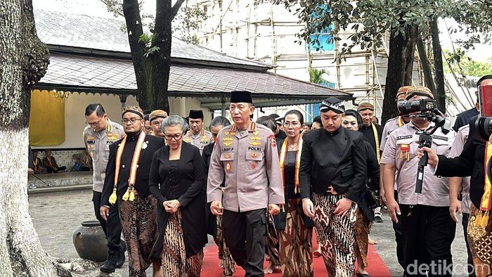 [Kapolri Melayat PB XIII, Pastikan Polri Beri Pengamanan hingga Pemakaman]