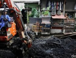 “Pengerukan Kali di Jakbar Kembali Berjalan, Alat Dipasang GPS Agar Terpantau: Solusi atau Masalah?”