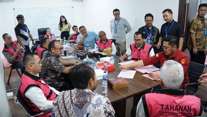Kejagung Limpahkan 8 Tersangka Korupsi Minyak, Riza Chalid Masih Diburu: Kasus yang Guncang Dunia Usaha