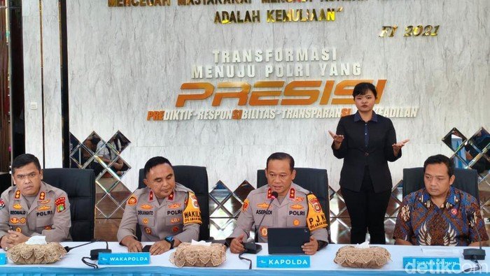 Polda Metro Tetapkan 8 Tersangka Ijazah Palsu: Apakah Ini Awal Krisis Politik?