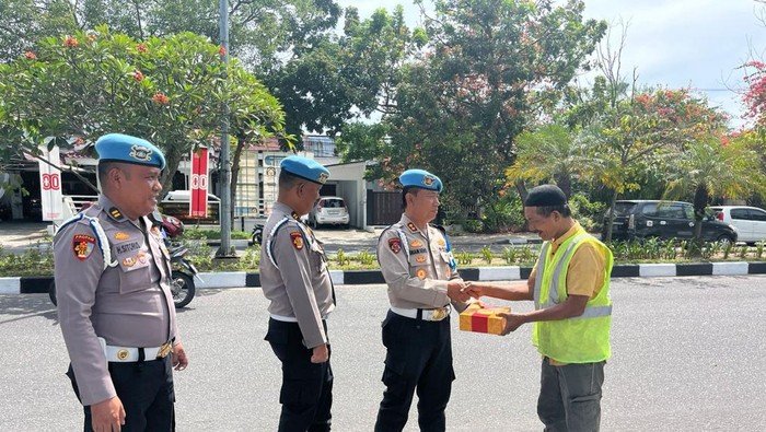 Propam Polda Riau Turun Berikan Bansos, Dukung Petugas Kebersihan dan Panti Asuhan di Riau