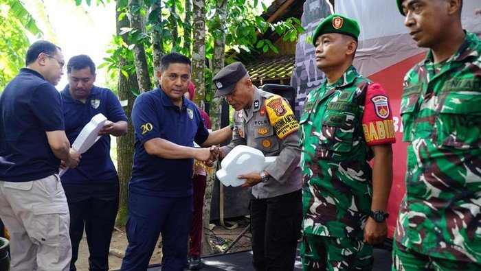 [Polri Serahkan Kendaraan untuk 'Polisi Penolong', Perkuat Mobilitas Bhabin]