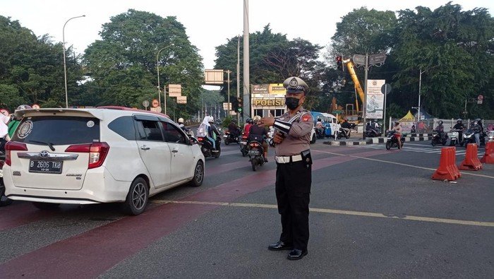 Lalin Padat di Sekitar Tamini Square karena Proyek Galian PDAM, 3 Titik Terdampak