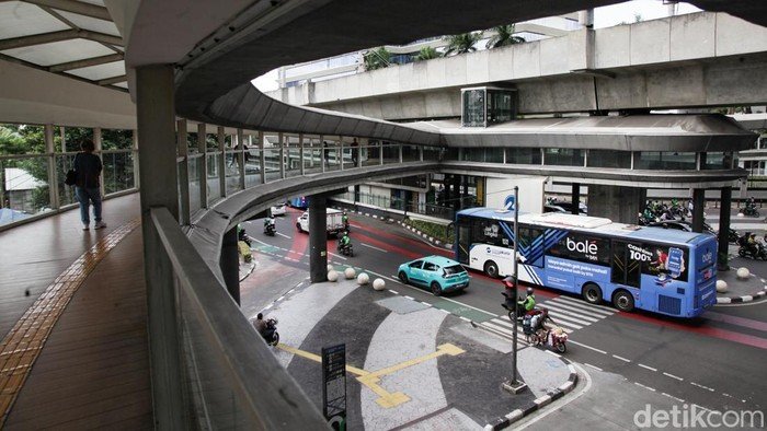 Banjir dan Pohon Tumbang Ganggu Rute JakLingko & TransJakarta, Ini Daftarnya