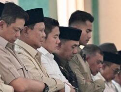 [Momen Prabowo Salat Jumat Bareng Pengungsi di Takengon Aceh]