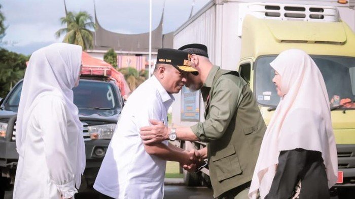 Gubernur Banten Kunjungi Padang, Serahkan Bantuan ke Gubernur Sumbar dalam Solidaritas