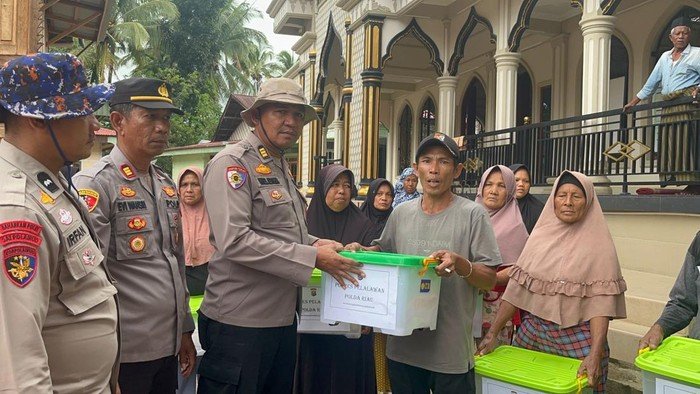Polres Pelalawan Berikan Sembako kepada Korban Bencana di Solok Sumbar