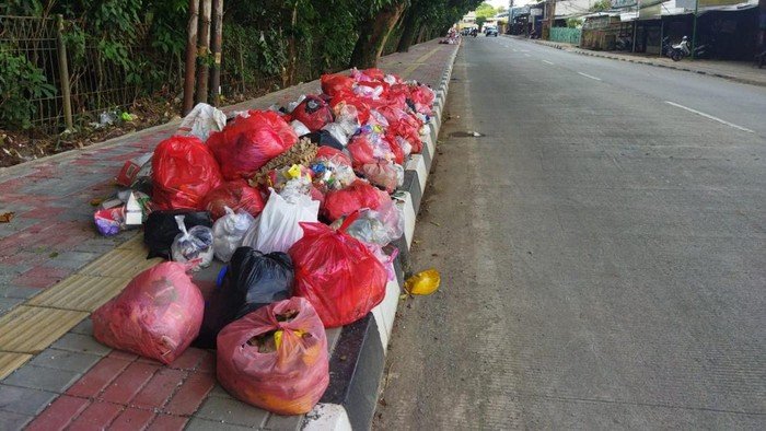 Sampah di Tangsel Juga Menumpuk di Dekat Kantor DPRD-Puskesmas Serpong, Warga Berharap Solusi Cepat #SampahTangsel