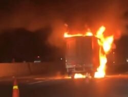 Ngebut di Tol Jagorawi, Mobil Boks Terbakar Setelah Tabrakan Mengerikan