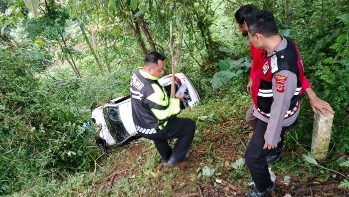 **Mobil Toyota Yaris Menjelajahi Jalur Alternatif, Tragedi 20 Meter di Puncak Terungkap**