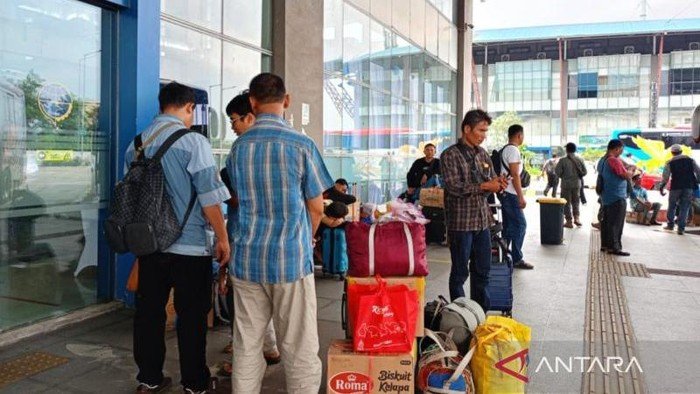 15 Ribu Lebih Pemudik Berangkat dari Terminal Pulo Gebang Saat Libur Natal - Update 3
