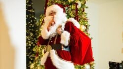 Haaland Berpakaian Santa, Serahkan Kado kepada FansMU Bocil!