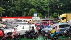 Hujan Turun, Jalan DI Panjaitan Jakarta Timur Macet Karena Banjir