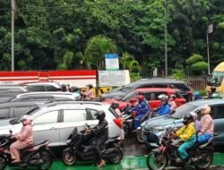 Hujan Turun, Jalan DI Panjaitan Jakarta Timur Macet Karena Banjir