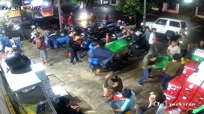 Geger! Mobil Seruduk_motor Parkir, Berujung Pengeroyokan di Jaksa