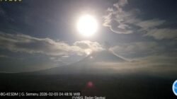 “Gunung Semeru Luncurkan Letusan 700 Meter, Ancaman Api Terbarumu Hari Ini”