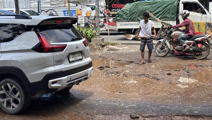 Jalan Rusak di Penjaringan Viral, Begini Dampaknya pada Warga Setempat