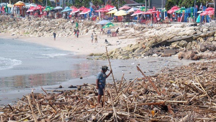 **Prabowo Soroti, Kemenpar-Pemprov Bali Bentuk Satgas Sampah Pantai!**