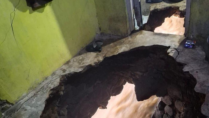 Diam-Diam, Lantai Rumah Jebol Tembus ke Sungai, Wanita di Bandung Hilang