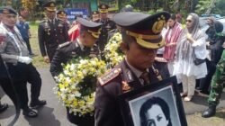 **Jenazah Eyang Meri Hoegeng Tiba di Pemakaman Giri Tama Bogor, Diringi Pejabat Polri dan Keluarga**