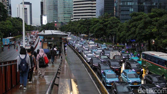 **Satpol PP DKI Jelaskan Aturan Pasang Bendera Partai, Tak Boleh di Jl Sudirman**