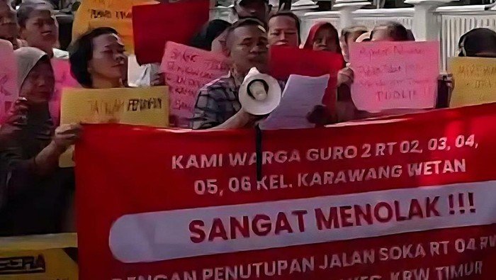 Warga Karawang Tolak Penutupan Jalan, Bantah Proyek Stadion Berdampak Negatif