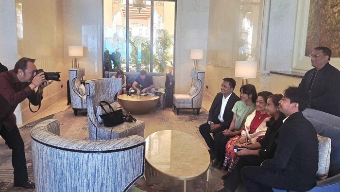 **Megawati dan Wartawan, Ditangkap Kamera Prananda Prabowo dalam Momen Langka di Abu Dhabi**