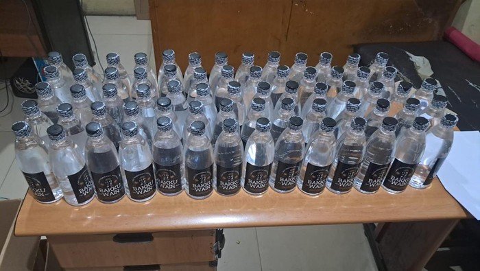 Polisi Dapatkan 69 Botol Arak dari Penjual Ilegal di Depok