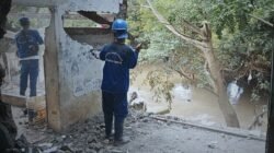 **Normalisasi Ciliwung Berlangsung, Sudin SDA Jakarta Timur Mulai Dibongkar Bangunan di Bantaran Kali**