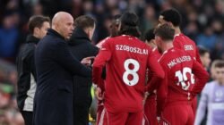 “Carragher Bela Slot: Gaya Main yang Lebih Berharga dari Trofi!”