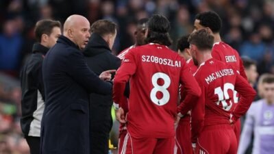 “Carragher Bela Slot: Gaya Main yang Lebih Berharga dari Trofi!”