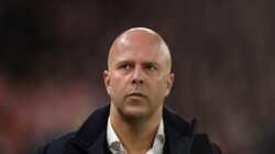 “Arne Slot: Trofi Lebih Penting dari Gaya Main? Diskusi Hebat Sepak Bola!”