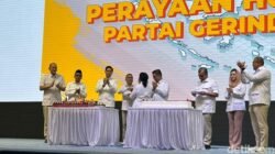 “HUT Gerindra: Dasco Potong Tumpeng untuk Muzani, Titiek Berikan Kue kepada Para Pendukung”