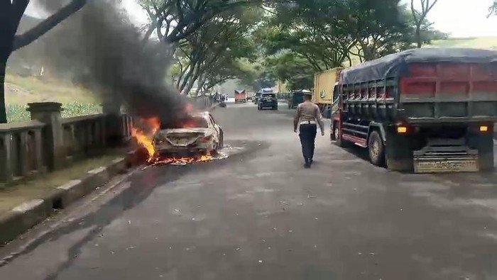 **Tragedi Mobil Mercy di Nagreg Bandung: Pengemudi Tewas dalam Kebakaran Mengerikan**