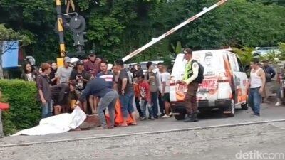 Tragedi di Bogor: Lansia Penjaga Perlintasan Terserempet KRL, Dilarikan ke RS