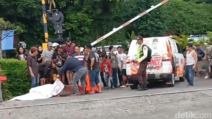 Tragedi di Bogor: Lansia Penjaga Perlintasan Terserempet KRL, Dilarikan ke RS