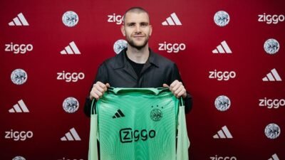**Apakah Maarten Paes Bakal Debut di Ajax Lawan AZ Alkmaar Minggu Ini?**