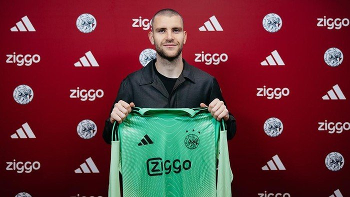 **Apakah Maarten Paes Bakal Debut di Ajax Lawan AZ Alkmaar Minggu Ini?**