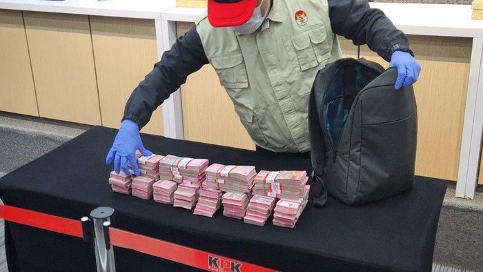 **OTT Hakim PN Depok: Dari Area Golf hingga Kejar-kejaran, KPK Tangkap Tersangka Suap**