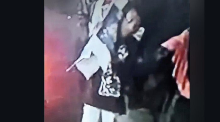 Viral Pria Diduga Gendong Mayat di Tambora Jakbar, Polisi Selidiki: Misteri di Balik Aksi Menyedihkan Ini!