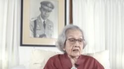 **Hoegeng-Meri: Lentera di Tengah Kegelapan, Kisah 100 Tahun yang Menggugah**