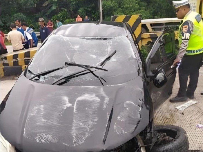 Tragis! Sedan Terbalik di Tol Jagorawi, 2 korban Luka Berat