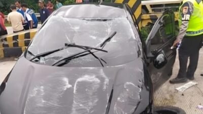 Tragis! Sedan Terbalik di Tol Jagorawi, 2 korban Luka Berat