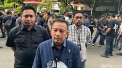 Warga Takjub, Orang Viral di Tambora Jakbar Ternyata Gendong Biawak!