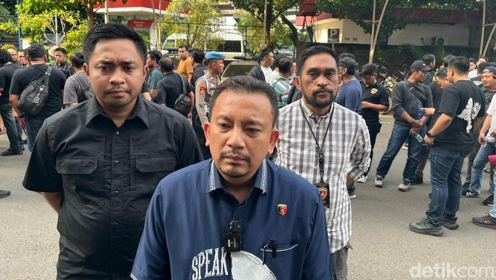 Warga Takjub, Orang Viral di Tambora Jakbar Ternyata Gendong Biawak!