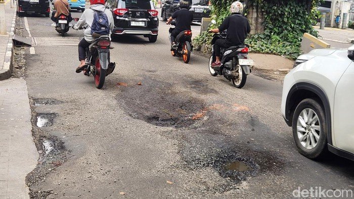 Hati-Hati Melintas! Hujan Sebabkan Beberapa Ruas Jalan di Jaksel Berlubang