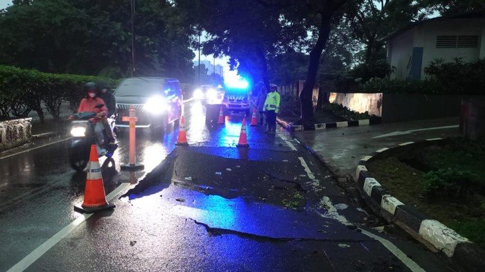 Jalan Pademangan Jakut Amblas, Kendaraan Terpaksa Lewat Satu Lajur Saja